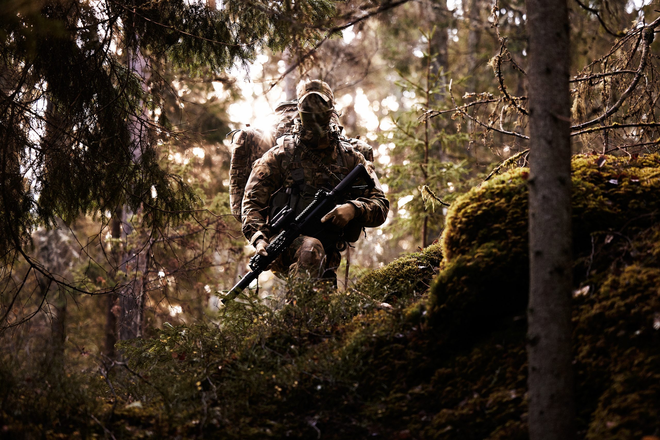 Soldat i motljus under gran