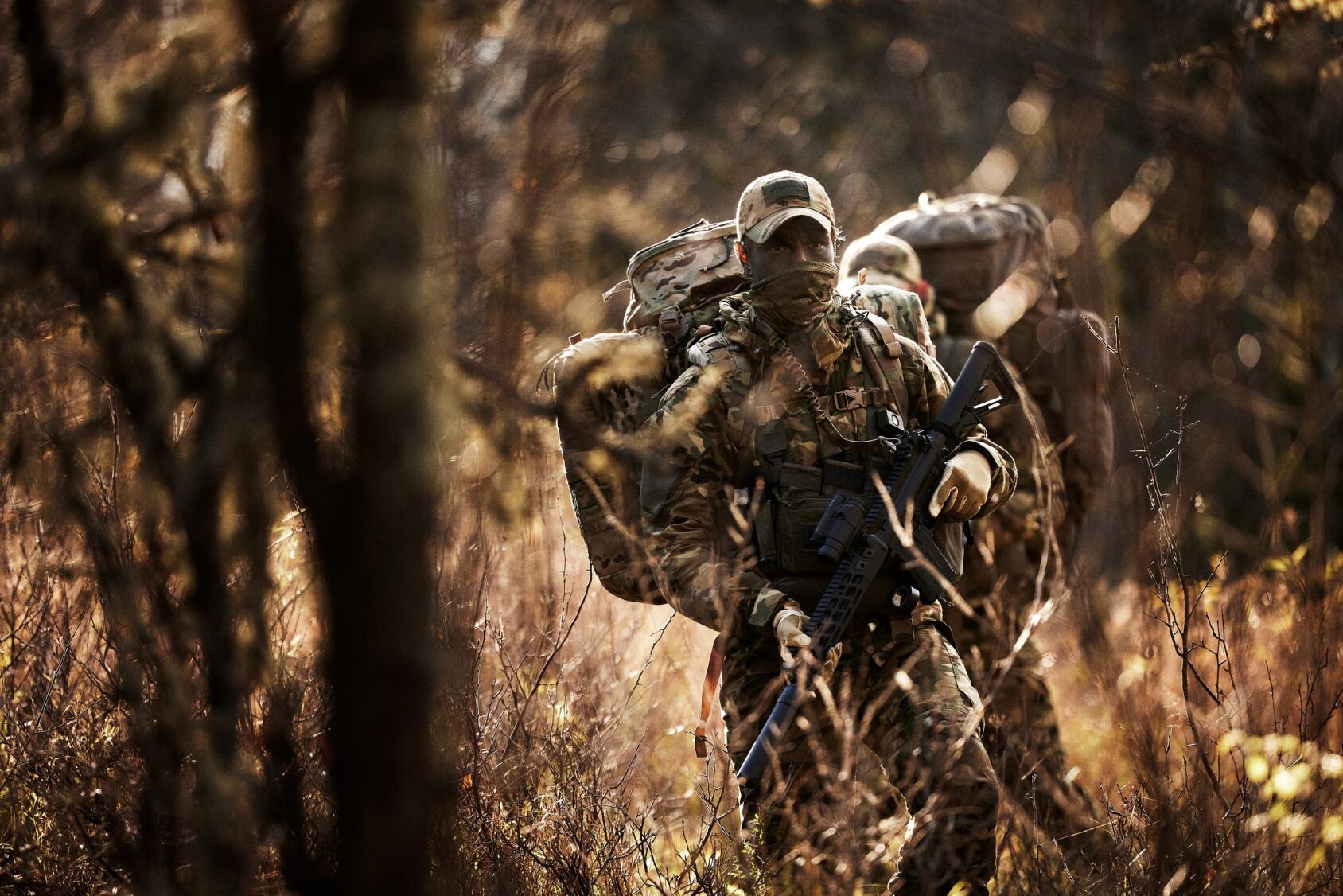 militär i full mundering i skogen