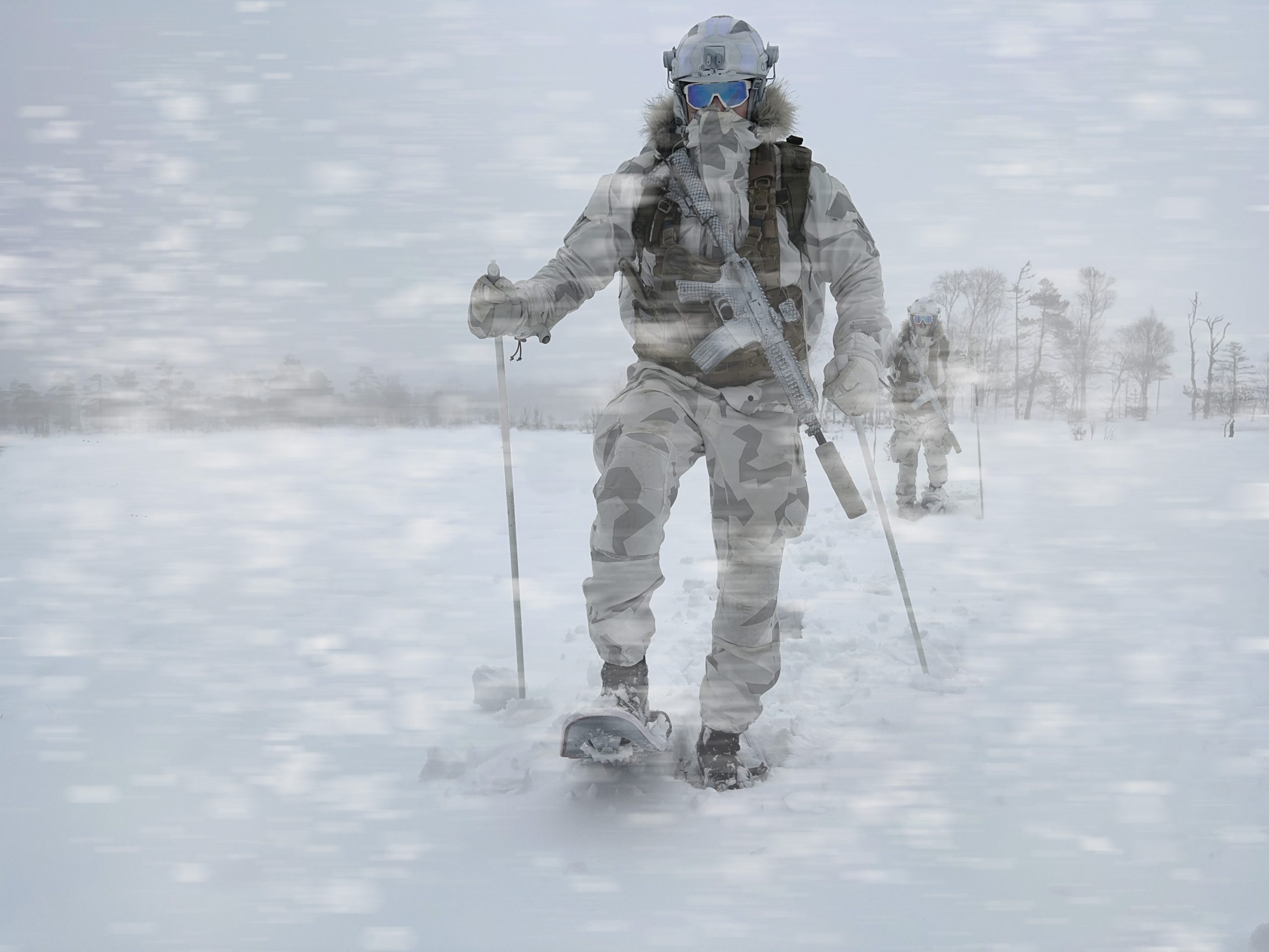 militär med vinterutrustning i snöstorm