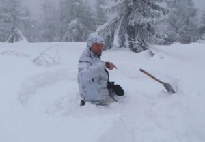 soldat på knä i snö