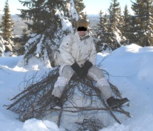 Man sitter på cupola skydd 