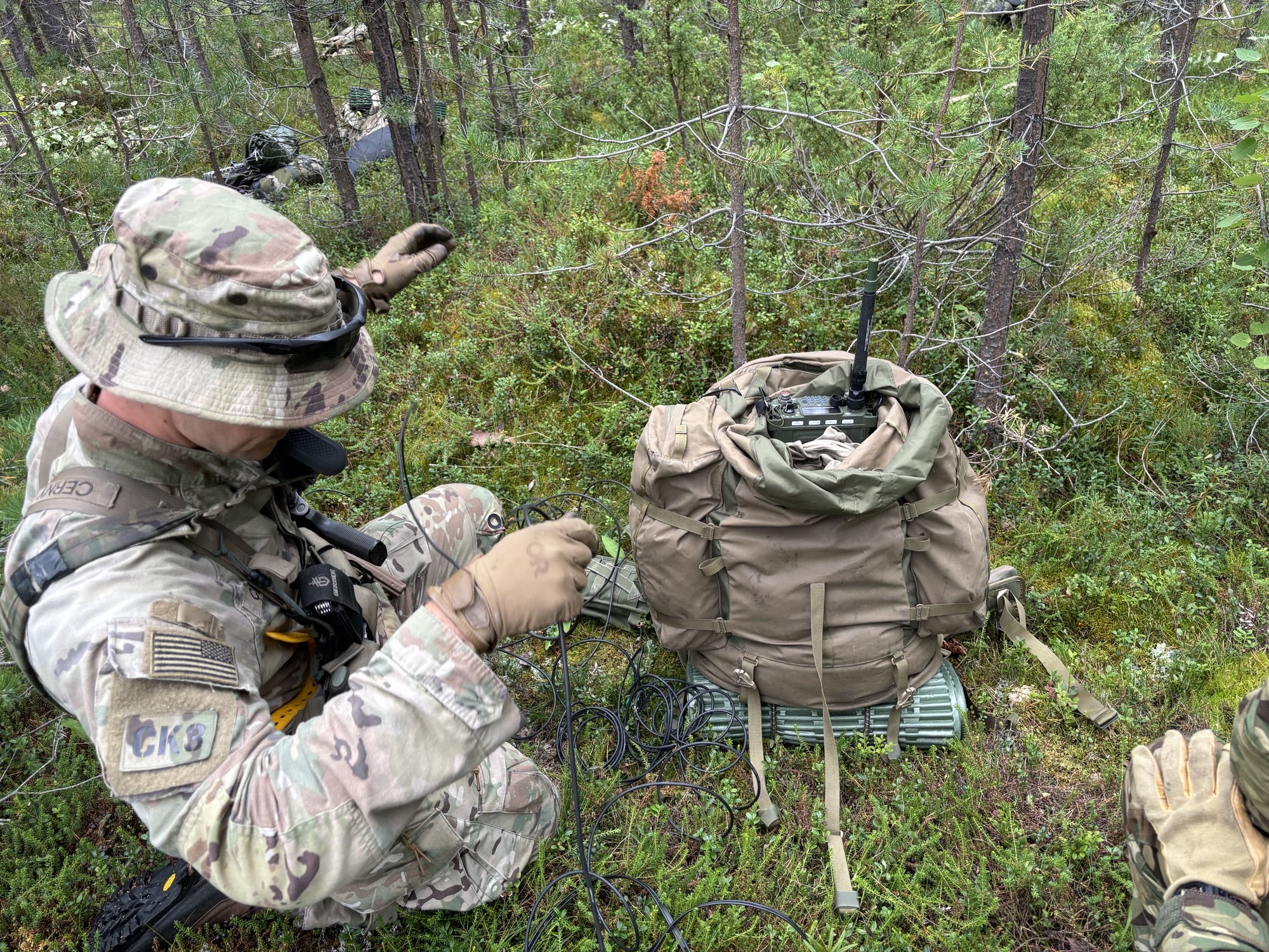 operatör med radioutrustning i ryggsäck