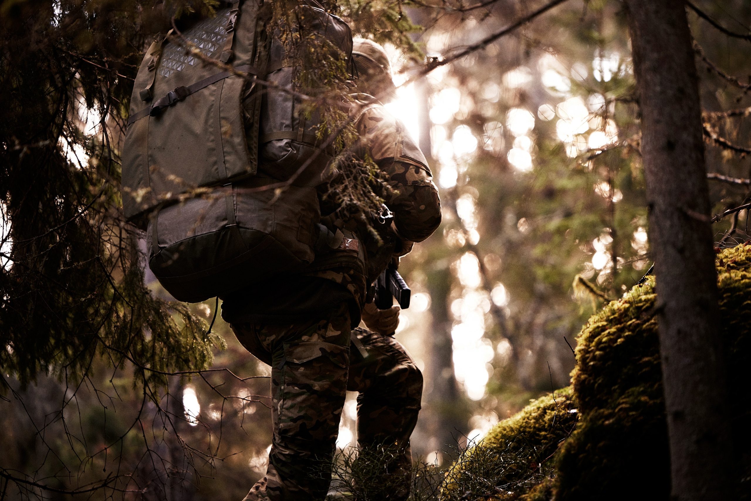 ryggsäkc på militär i skogen